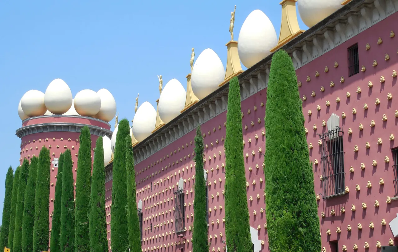 La façade rouge du Théâtre-Musée Dalí de Figueres, couronnée d'œufs géants
