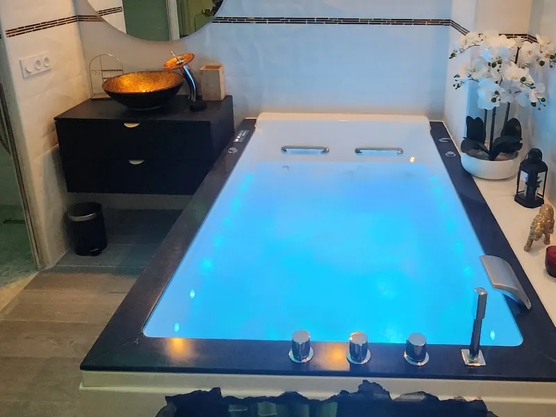 Balnéo de la LoveRoom66 en chromothérapie bleue