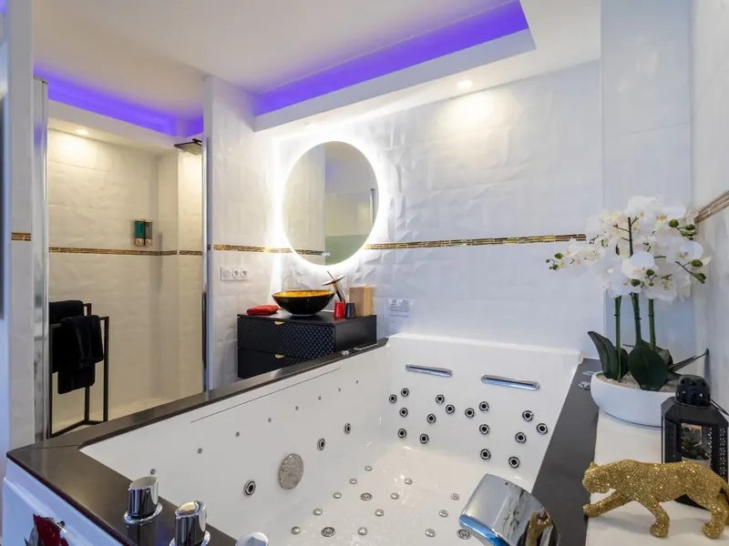 Baignoire balnéothérapie 2 personnes et ses jets, LoveRoom66 à Perpignan