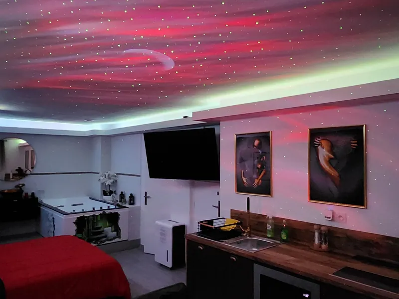 Plafond étoilé rouge et vert au-dessus du lit de la LoveRoom66
