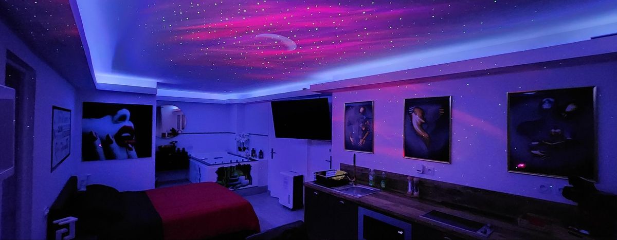 La suite LoveRoom66 sous son plafond étoilé